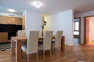 מטבח או מטבחון ב-Family apartment near the train station