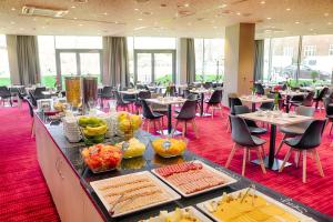 una línea de buffet con comida en una mesa en un restaurante en Focus Hotel Premium Gdańsk en Gdansk