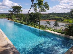 una piscina con vista sul fiume di Hotel Guaminí Misión a Puerto Iguazú