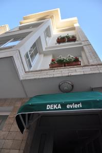 un edificio con un cartel que lee experto en delaja en Deka Evleri en İzmir