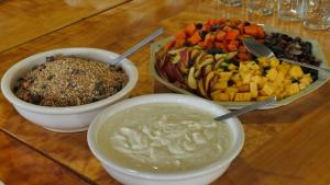 une table avec des bols de nourriture et une assiette de fruits dans l'établissement Verlorenkloof, à Dullstroom