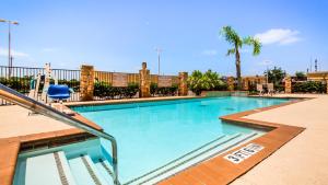 A piscina localizada em Comfort Suites Seabrook - Kemah ou nos arredores