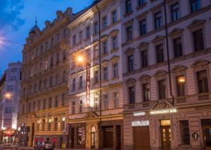 un grande edificio su una strada di notte di Alton a Praga