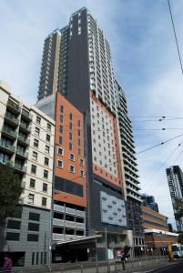 een hoog gebouw midden in een stad bij Atlantis Hotel Melbourne in Melbourne