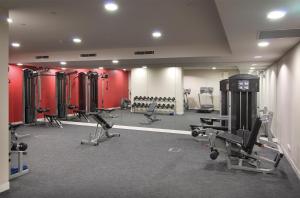 een fitnessruimte met diverse loopbanden en fitnessapparaten bij Atlantis Hotel Melbourne in Melbourne