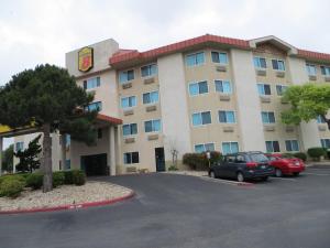 un hotel con un coche aparcado en un aparcamiento en Super 8 by Wyndham Austin North/University Area, en Austin