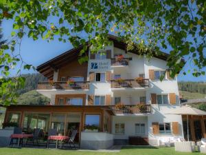 vistas a la parte delantera del hotel en Hotel Garni Panorama, en Scuol