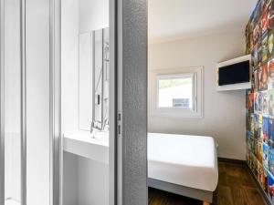 baño con lavabo y aseo y ventana en hotelF1 Rungis Orly en Rungis