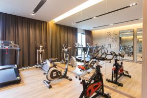 Gimnasio o equipamiento deportivo en The Journey Hotel Bangna