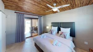 Tempat tidur dalam kamar di Swartberg Pass Cottages