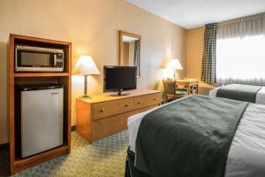 ครัวหรือมุมครัวของ Quality Inn Dubuque on Hwy 20