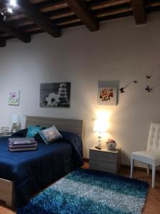 um quarto com uma cama, uma mesa e uma cadeira em Appartamento Via G Mameli 94 em Spoleto