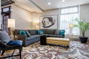 Area soggiorno di The Champlain Waterfront Hotel Ascend Hotel Collection