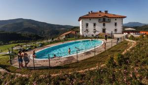 Baseinas apgyvendinimo įstaigoje Palacio de Yrisarri by IrriSarri Land arba netoliese