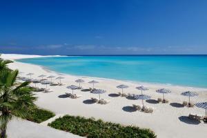 einen Blick über den Strand mit Sonnenschirmen und das Meer in der Unterkunft Al Alamein Hotel in El-Alamein