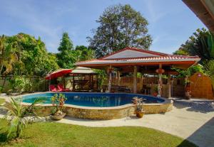 Piscina a Tina's Living Paradise - Guesthouses with private pool o a prop