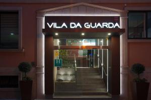 un ingresso dell'hotel con un cartello che dice vla da guanda di Hotel Vila da Guarda ad A Guarda