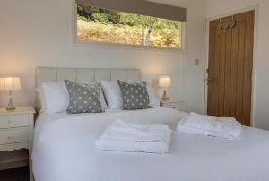 Loch Broom Cabins Seaviews& Petfriendly tesisinde bir odada yatak veya yataklar