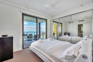 A bed or beds in a room at Darwin Waterfront Short Stay Apartments