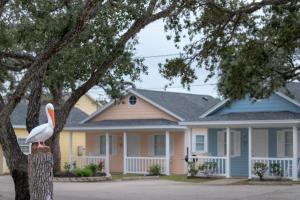 uma casa com uma estátua pelicana em frente em D&R Pelican Bay Resort em Rockport