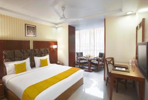 A bed or beds in a room at Hotel Suba Palace Near Gateway of India