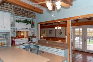 A cozinha ou kitchenette de D&R Pelican Bay Resort