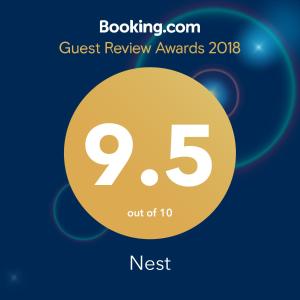 een teken dat de Quest Review Awards met een gele cirkel leest bij Nest in Drobeta-Turnu Severin