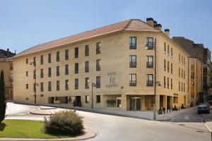 um grande edifício numa rua com uma estrada em F&G Logroño em Logroño