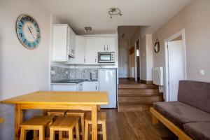 een keuken en eetkamer met een tafel en een bank bij Sol in Sierra Nevada