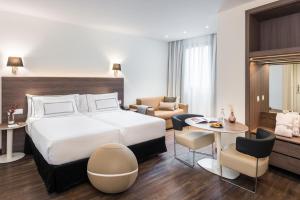 A bed or beds in a room at Melia Madrid Serrano