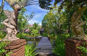 Garden sa labas ng Annika Koh Chang , Formerly Ramayana Koh Chang Resort & Spa