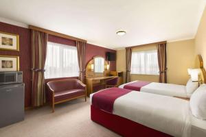 เตียงในห้องที่ Savera Hotel South Ruislip