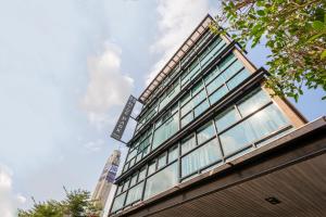 een gebouw met een bord aan de zijkant bij Hyde Park Hotel Bangkok in Bangkok