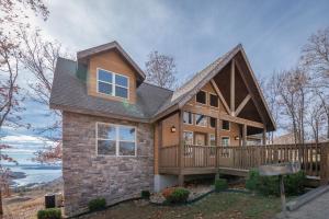 una casa rodeada de un porche y una casa en The Lodges at Table Rock by Capital Vacations en Branson