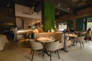 un restaurant avec des tables et des chaises et un mur vert dans l'établissement Hotel St. Michel, à Miami