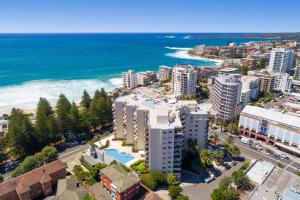 z powietrza widok na miasto i ocean w obiekcie Quest Cronulla Beach w mieście Cronulla