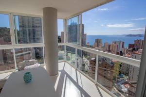 Apartament z balkonem z widokiem na miasto w obiekcie Residence Vacanza Torre Monaco w mieście Benidorm