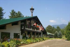 um edifício com bandeiras na lateral em Northern Lights Lodge em Stowe