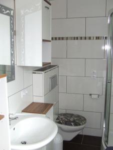 Ferienhaus Familie Bischof 97633 Sulzfeld - Leinach tesisinde bir banyo