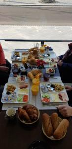 una mesa con un montón de comida. en Hotel Sansa, en Maastricht