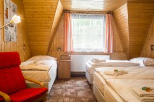 Tempat tidur dalam kamar di Hotel Konopiště Nová Myslivna