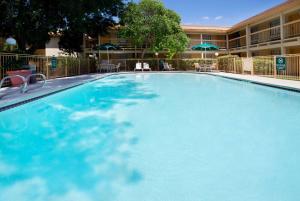 una gran piscina azul frente a un hotel en La Quinta Inn by Wyndham Austin Oltorf, en Austin