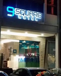 un cartello di un hotel quadrato sul lato di un edificio di 9 Square Hotel - Subang a Subang Jaya