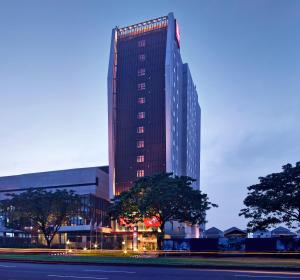 een hoog gebouw met lichten erop bij Ibis Gading Serpong in Serpong