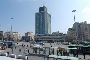 Un gruppo di persone che camminano in una città di Cheya Taksim BNB Gumussuyu Istanbul City Center Comfort Residence a Istanbul