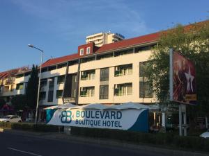 un edificio con un cartello di fronte di BSA Boulevard Boutique a Sunny Beach