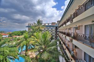 Swimming pool sa o malapit sa The Jayakarta Suites Bandung