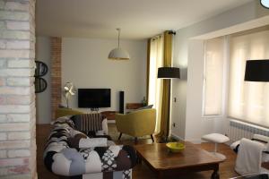 uma sala de estar com um sofá e uma mesa em LarDviura em Logroño