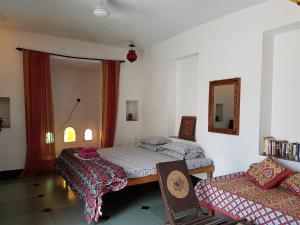 Tempat tidur dalam kamar di Silver Moon Haveli