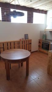 cocina con mesa de madera en una habitación en Järva Jahindusklubi HOSTEL, en Paide